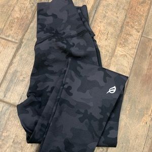 NWT P’tula stealth 28 legging